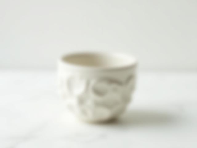 Weiße Kaffeetasse mit Wolkenstruktur